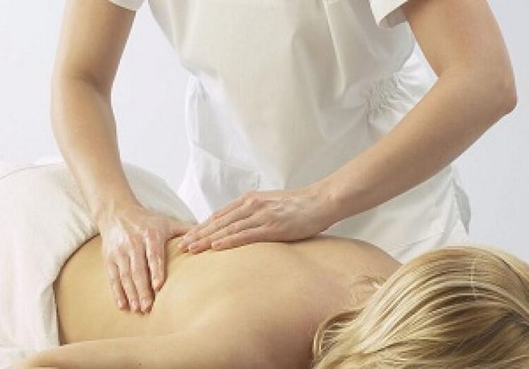Massaggio per alleviare gli spasmi e rilassare i muscoli nell'osteocondrosi toracica